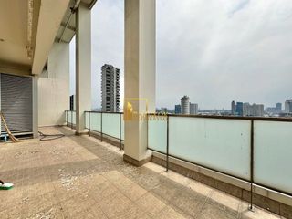 For rent 3 bedrooms condo in Yan Nawa, Bangkok