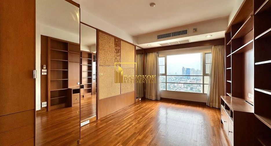 For rent 3 bedrooms condo in Yan Nawa, Bangkok