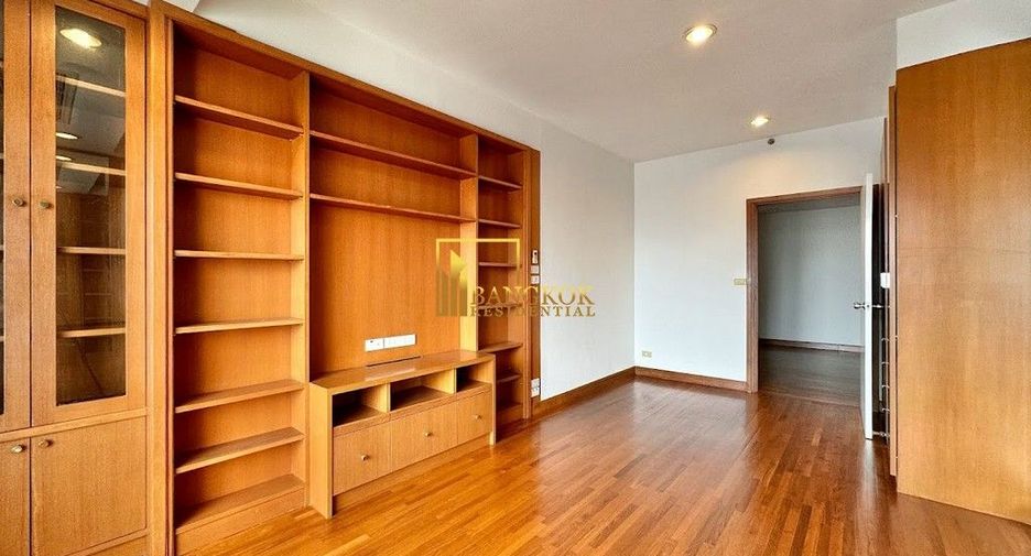 For rent 3 bedrooms condo in Yan Nawa, Bangkok
