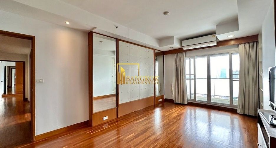 For rent 3 bedrooms condo in Yan Nawa, Bangkok