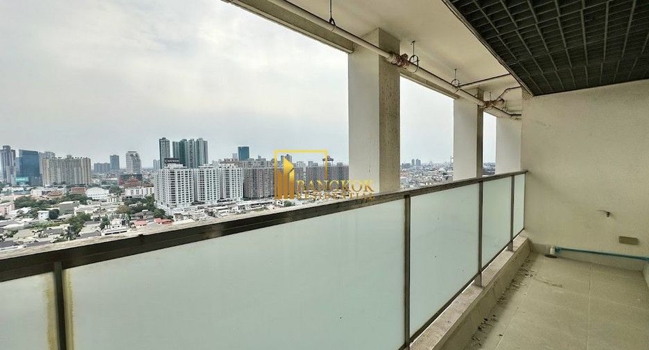 For rent 3 bedrooms condo in Yan Nawa, Bangkok