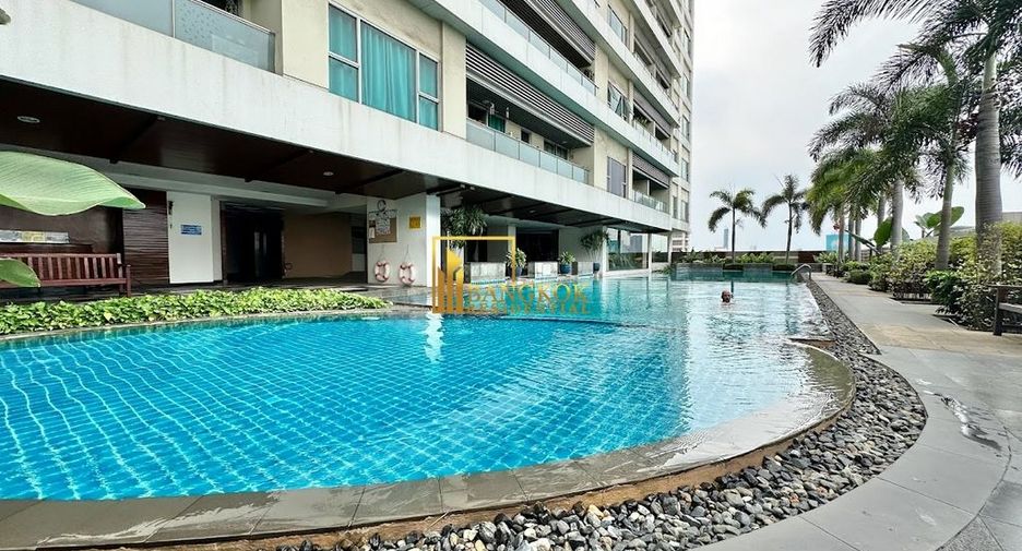 For rent 3 bedrooms condo in Yan Nawa, Bangkok