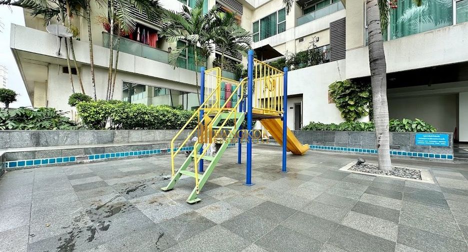 For rent 3 bedrooms condo in Yan Nawa, Bangkok
