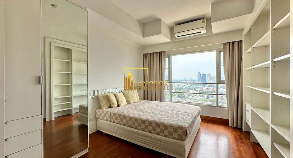For rent 3 bedrooms condo in Yan Nawa, Bangkok