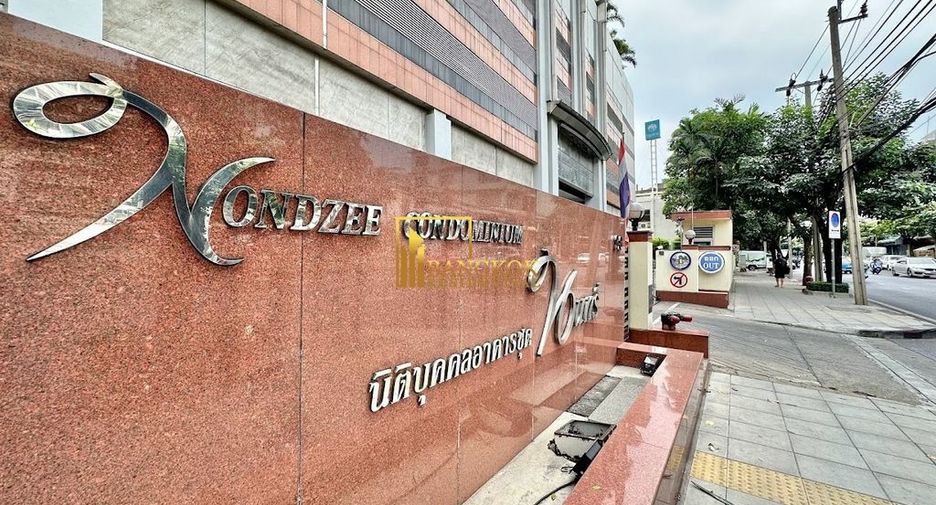 For rent 3 bedrooms condo in Yan Nawa, Bangkok