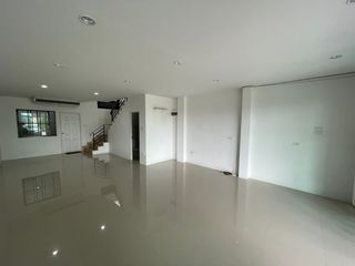 Gewerbefläche zum Kauf mit 2 Zimmer in Si Racha, Chonburi