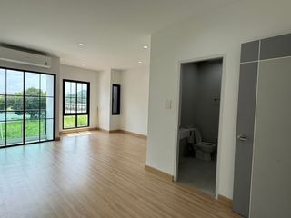 Gewerbefläche zum Kauf mit 2 Zimmer in Si Racha, Chonburi