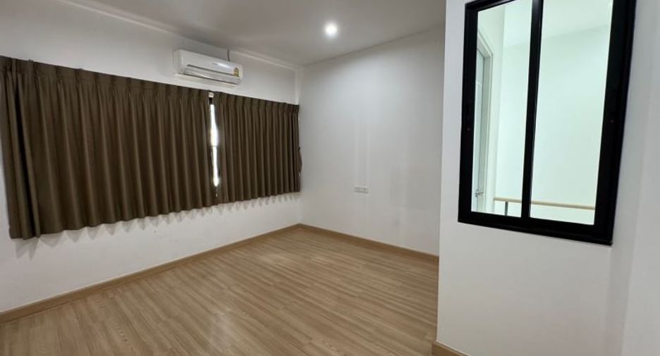 For sale 2 bedrooms retail Space in Si Racha, Chonburi