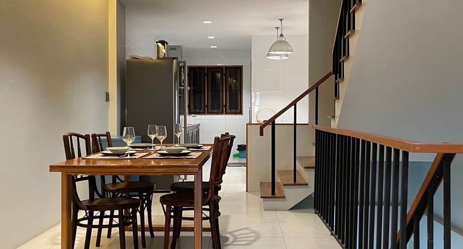 For rent 2 bedrooms townhouse in Yan Nawa, Bangkok
