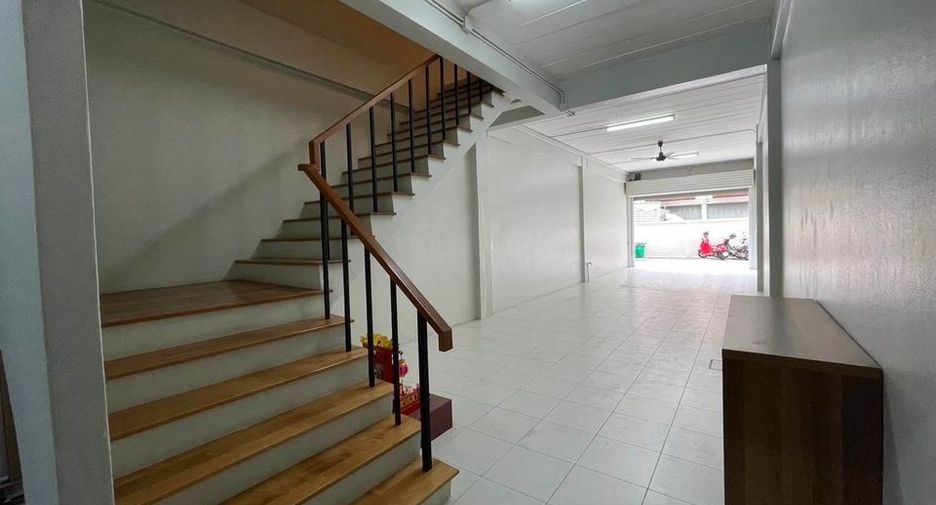 For rent 2 bedrooms townhouse in Yan Nawa, Bangkok