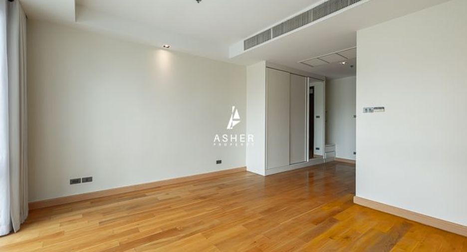 For rent 4 bedrooms condo in Khlong Toei, Bangkok