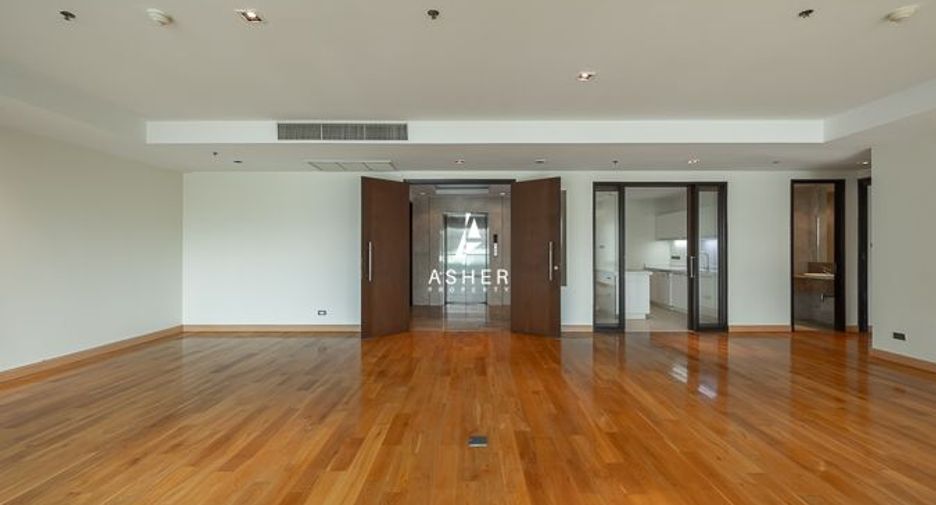 For rent 4 bedrooms condo in Khlong Toei, Bangkok