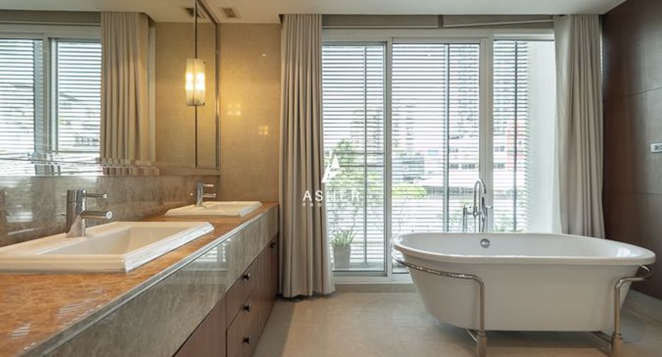 For rent 4 bedrooms condo in Khlong Toei, Bangkok