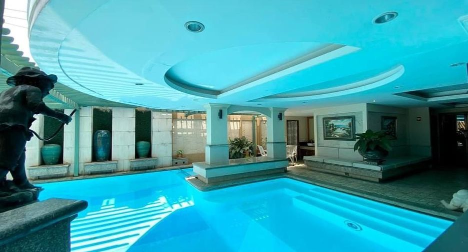 For rent 3 bedrooms condo in Watthana, Bangkok