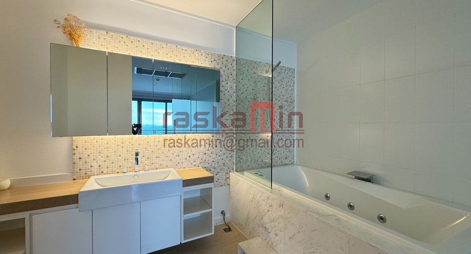 For rent 2 bedrooms condo in North Pattaya, Pattaya