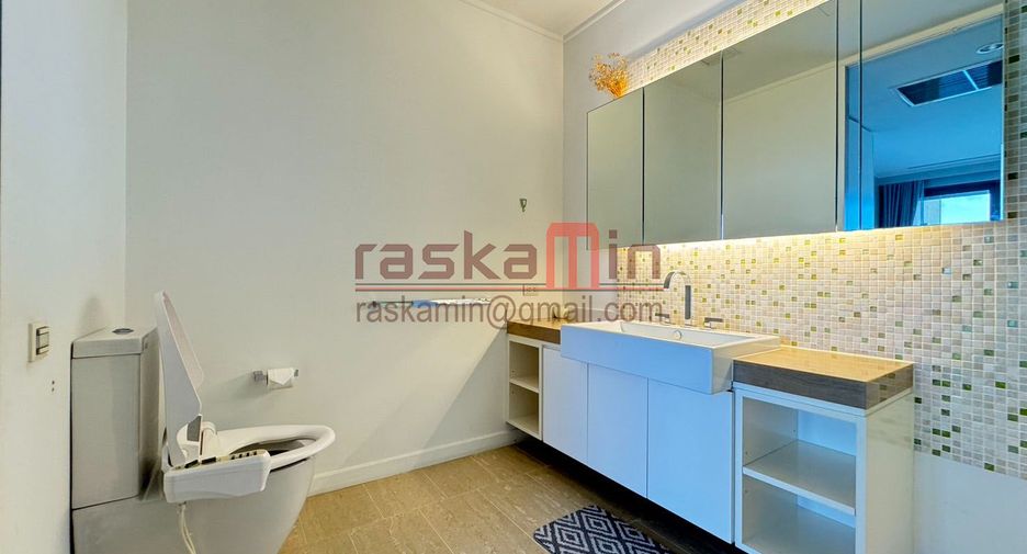 For rent 2 bedrooms condo in North Pattaya, Pattaya