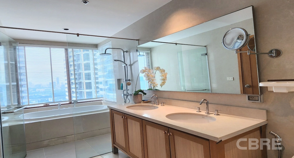For sale 2 ベッドルーム condo in Khlong Toei, Bangkok