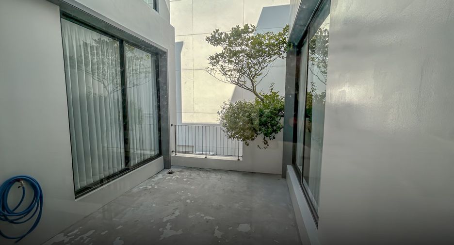 For rent and for sale 5 bedrooms house in Lat Krabang, Bangkok