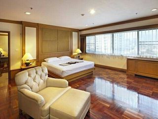 For rent 4 bedrooms house in Watthana, Bangkok
