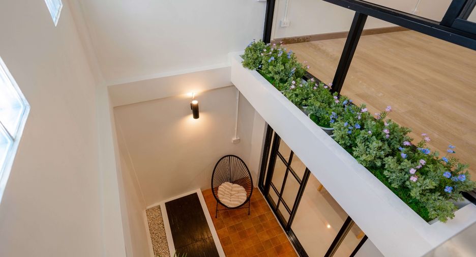 出售 2 卧室 联排别墅 在 Phra Khanong, 曼谷