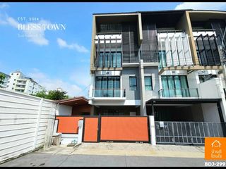 For sale 3 ベッドルーム townhouse in Khlong Toei, Bangkok