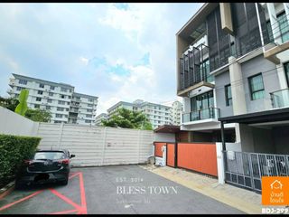 For sale 3 ベッドルーム townhouse in Khlong Toei, Bangkok