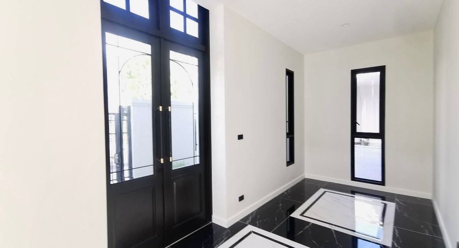 For sale 6 bedrooms house in Saphan Sung, Bangkok