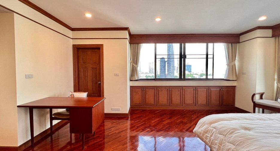 For rent 3 bedrooms condo in Khlong Toei, Bangkok