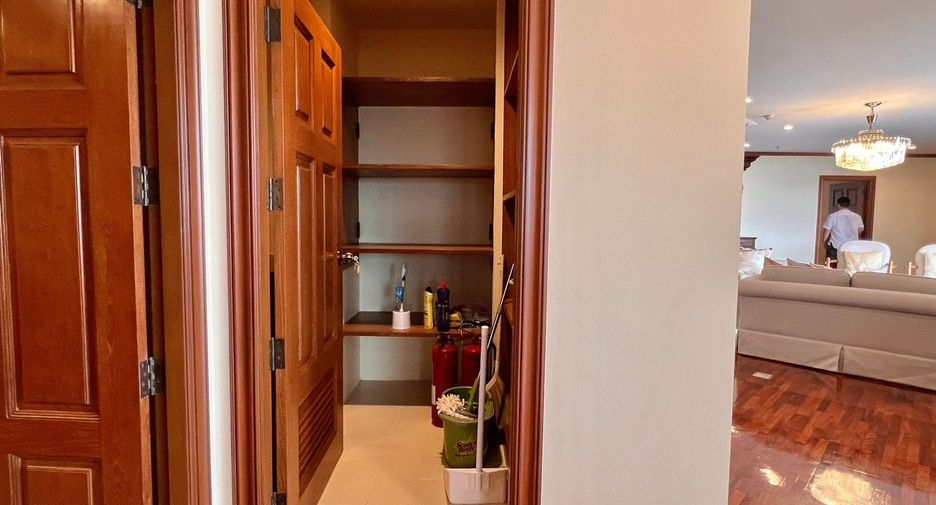For rent 3 bedrooms condo in Khlong Toei, Bangkok