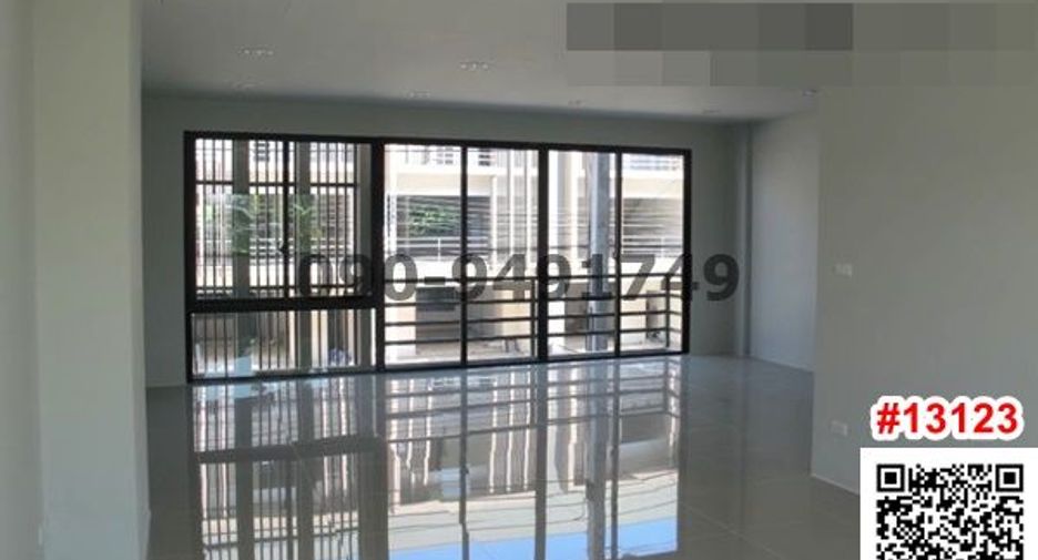 For rent 3 bedrooms retail Space in Lat Krabang, Bangkok