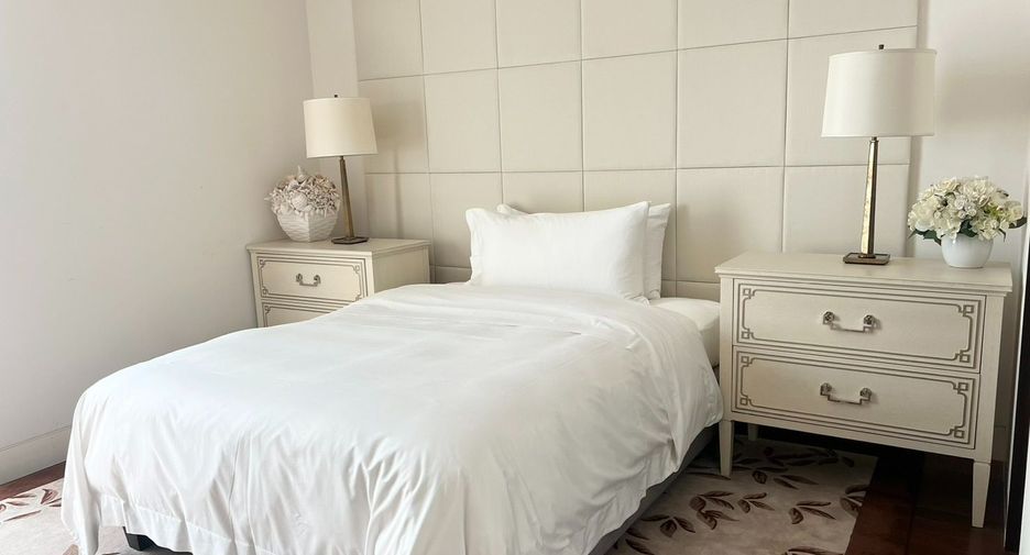 For rent 4 bedrooms condo in Pathum Wan, Bangkok