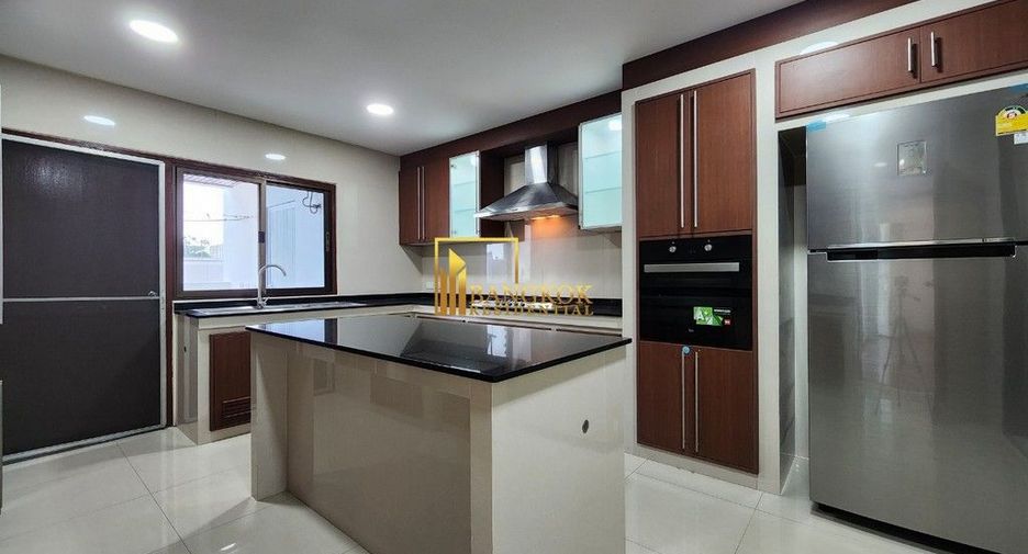 For rent 3 bedrooms apartment in Khlong Toei, Bangkok