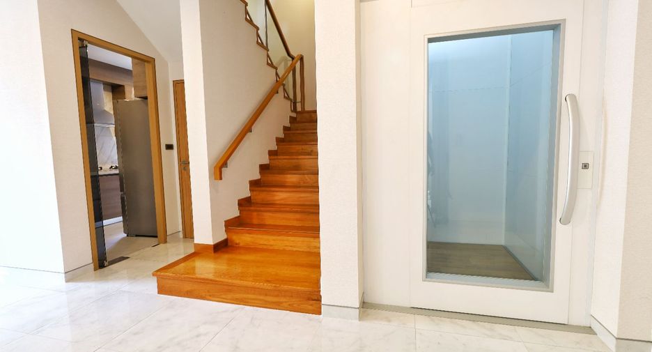 For sale 4 ベッドルーム house in Yan Nawa, Bangkok