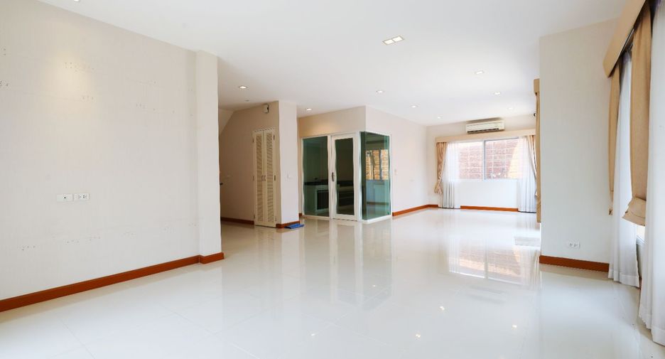Casa en venta de 4 habitaciones en Pak Kret, Nonthaburi