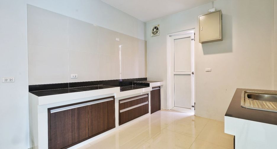Casa en venta de 4 habitaciones en Pak Kret, Nonthaburi
