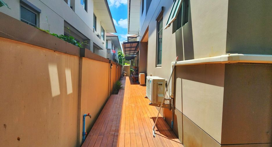 For sale 4 bedrooms house in Taling Chan, Bangkok