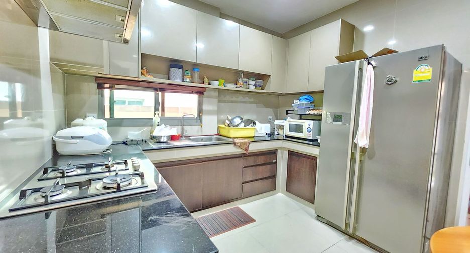 For sale 4 bedrooms house in Taling Chan, Bangkok
