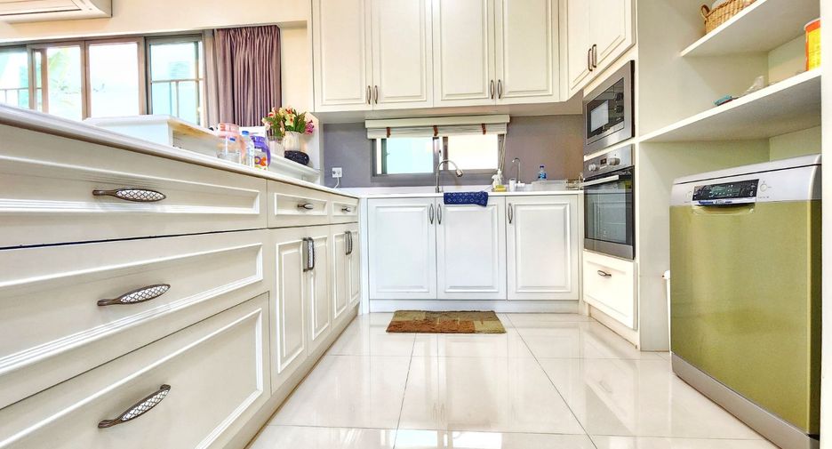 For sale 4 bedrooms house in Taling Chan, Bangkok