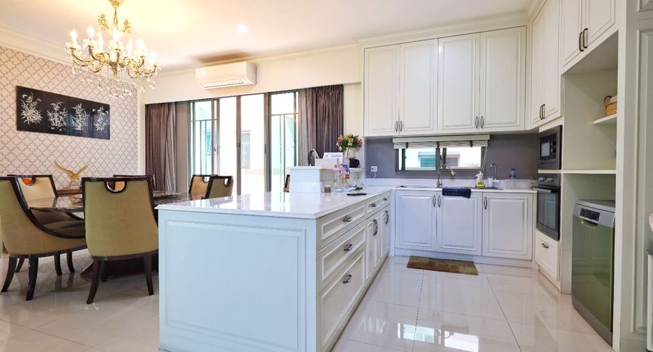 For sale 4 bedrooms house in Taling Chan, Bangkok