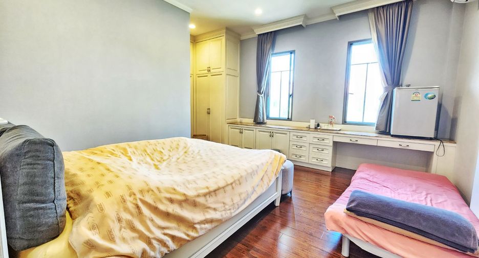For sale 4 bedrooms house in Taling Chan, Bangkok