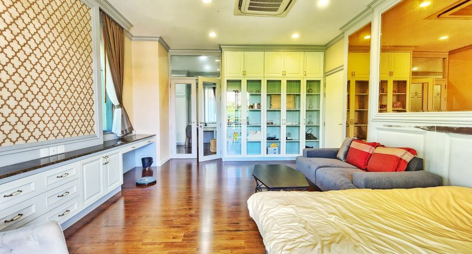 For sale 4 bedrooms house in Taling Chan, Bangkok