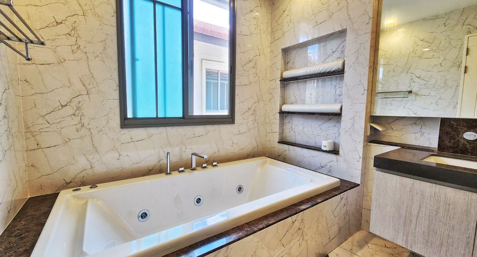 For sale 4 bedrooms house in Taling Chan, Bangkok