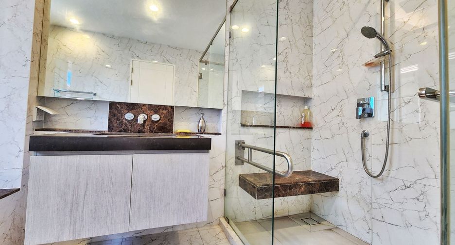 For sale 4 bedrooms house in Taling Chan, Bangkok