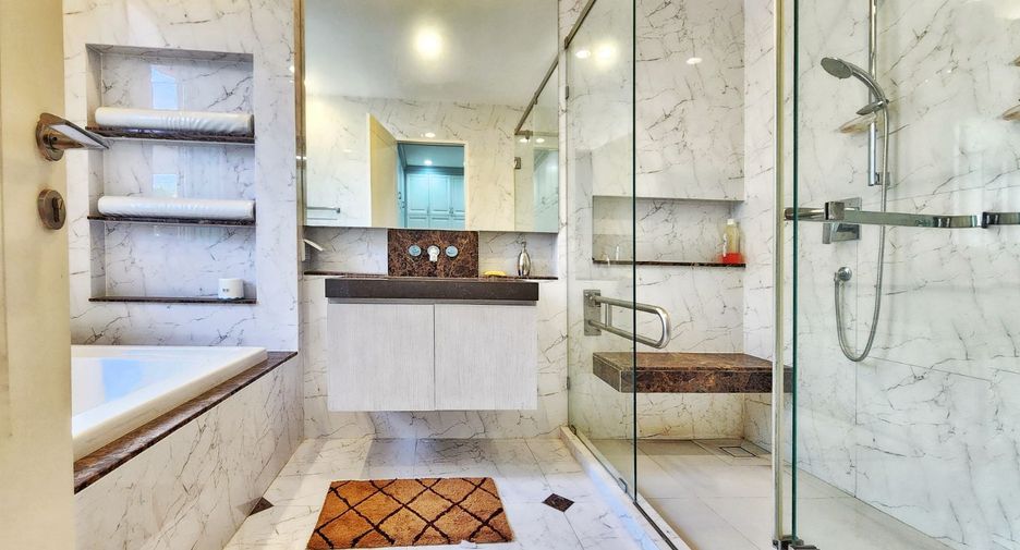 For sale 4 bedrooms house in Taling Chan, Bangkok