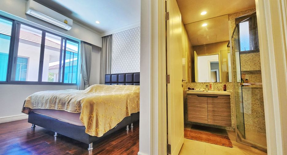 For sale 4 bedrooms house in Taling Chan, Bangkok