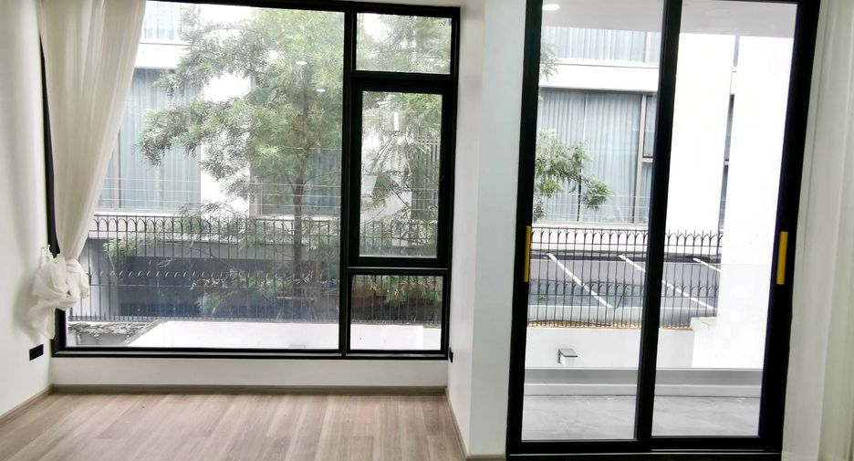 For sale 4 bedrooms townhouse in Watthana, Bangkok