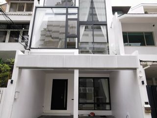 For sale 4 bedrooms townhouse in Watthana, Bangkok