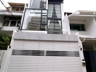 For sale 4 bedrooms townhouse in Watthana, Bangkok