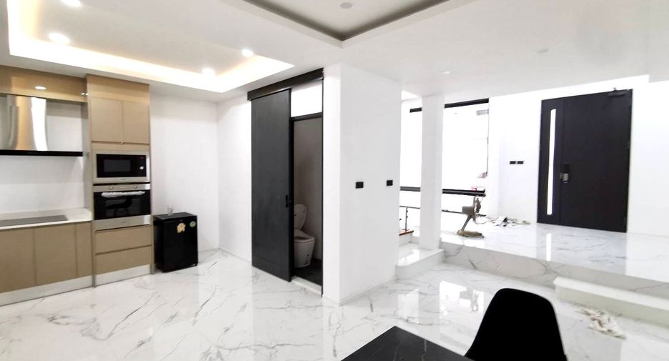 For sale 4 bedrooms townhouse in Watthana, Bangkok