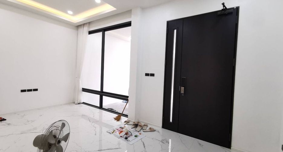 For sale 4 bedrooms townhouse in Watthana, Bangkok